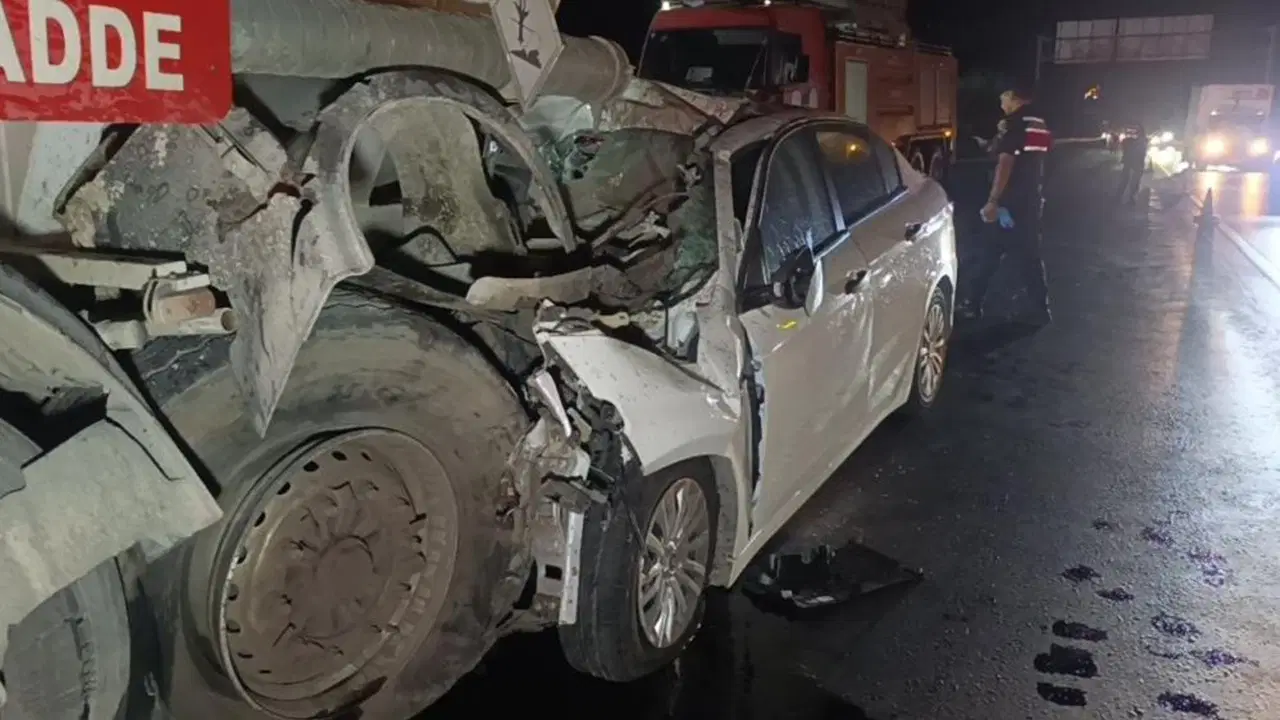 Feci Kazada Otomobil Akaryakıt Tankerine Çarptı: Bir Kişi Hayatını Kaybetti