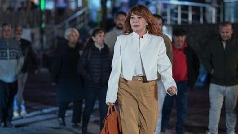 Sandık Kokusu oyuncu isimleri (RESİMLİ) Sandık Kokusu dizisinin oyuncuları ve karakterleri belli oldu! İşte Sandık Kokusu’nun oyuncu kadrosu