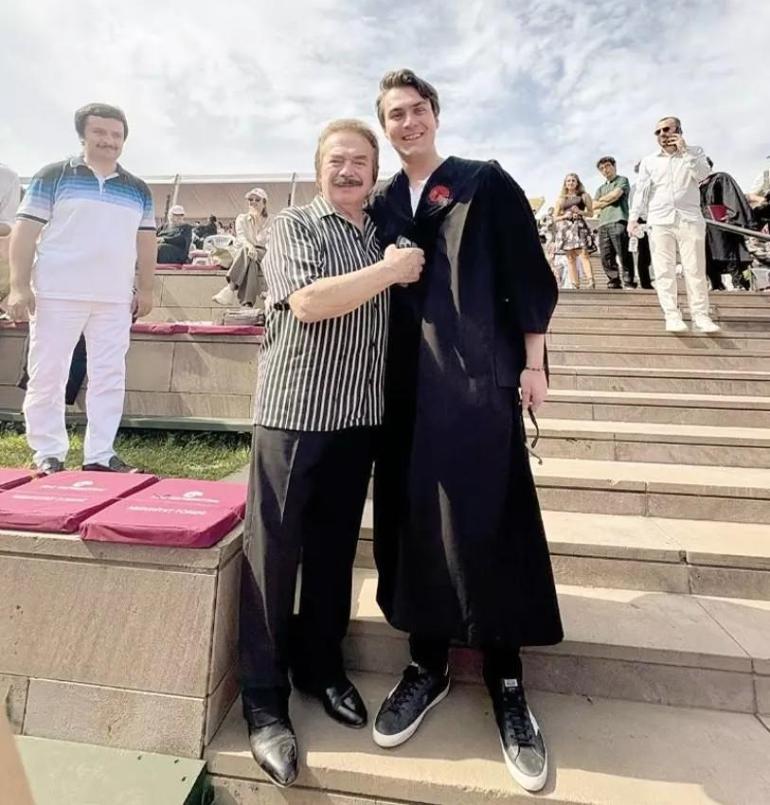 Orhan Gencebay, yeğeni Efe Gencebay'ın mezuniyet töreninde duygusal anlar yaşadı.