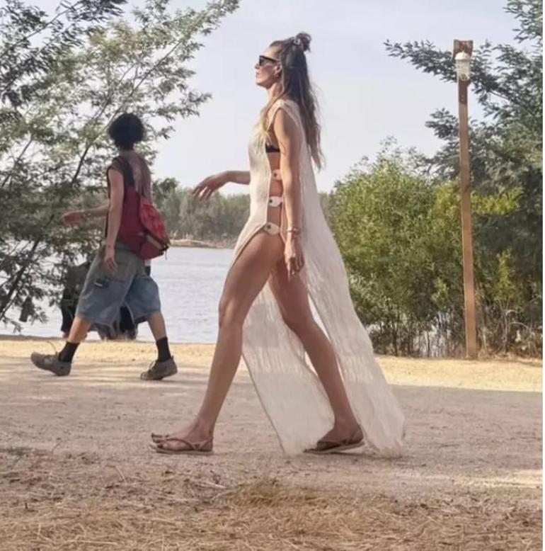 Sinem Kobal, çeşmedeki sahilde yalnız güneşleniyor