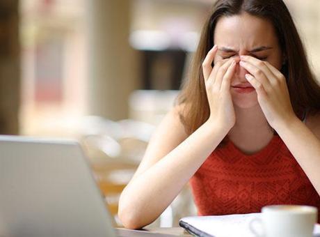 Yakın Mesafeden Okuma Baş Ağrısı Yapabilir, Görme Kaybına Yol Açabilir!