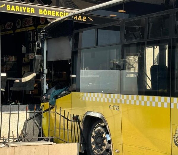 Üsküdar’da İETT Otobüsü Kaza Yaptı