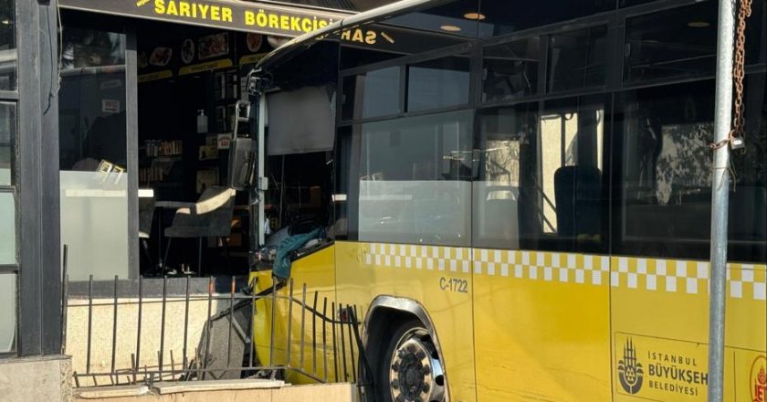 Üsküdar’da İETT Otobüsü Kaza Yaptı